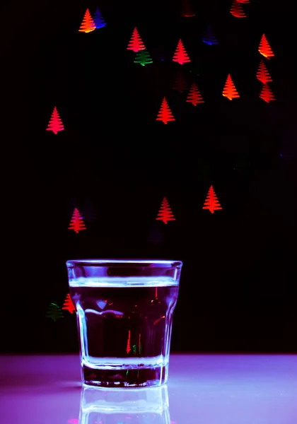 Pijte Výstřel Skleničku Vánoční Stromeček Formoval Bokeh Pozadí Vánoční Dekorace — Stock fotografie