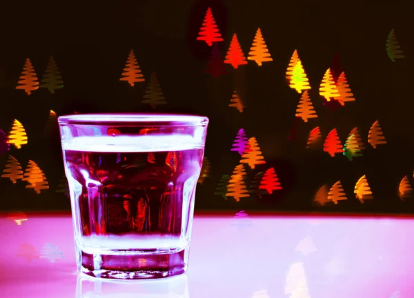 Drink Schot Een Shot Glas Achtergrond Van Een Kerstboom Vormige — Stockfoto