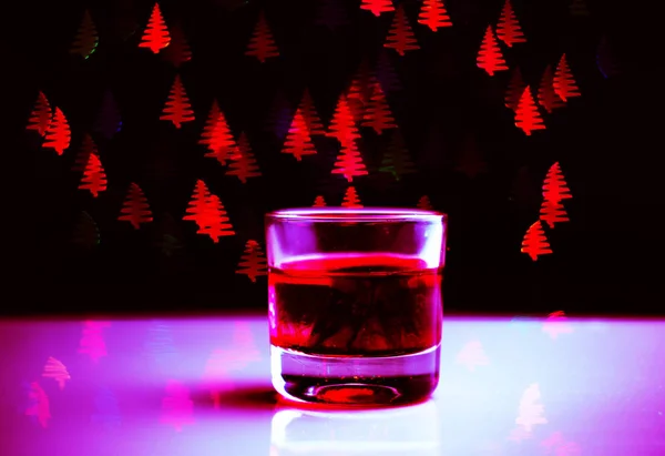 Bebida Tomada Vaso Chupito Sobre Fondo Bokeh Forma Árbol Navidad —  Fotos de Stock