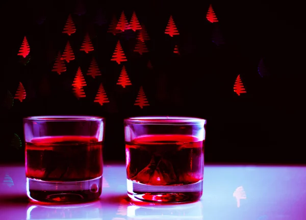 Drink Schot Een Shot Glas Achtergrond Van Een Kerstboom Vormige — Stockfoto