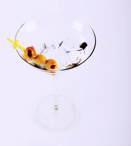 Τζιν Βερμούτ Στο Ποτήρι Λευκό Φόντο Κλασικό Κοκτέιλ Σερβιρισμένο Ελιές — Φωτογραφία Αρχείου