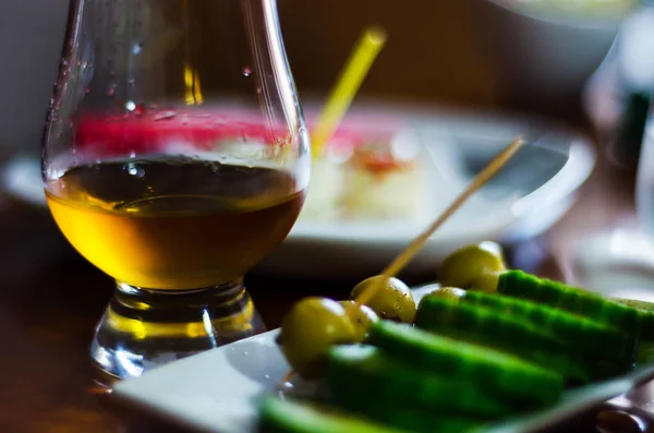 Sklo Jednosladové Whisky Sada Různé Předkrmy Malých Porcích Lahodné Občerstvení — Stock fotografie