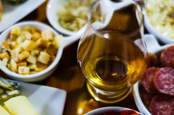 Vaso Whisky Malta Simple Engastado Con Diferentes Aperitivos Porciones Pequeñas — Foto de Stock