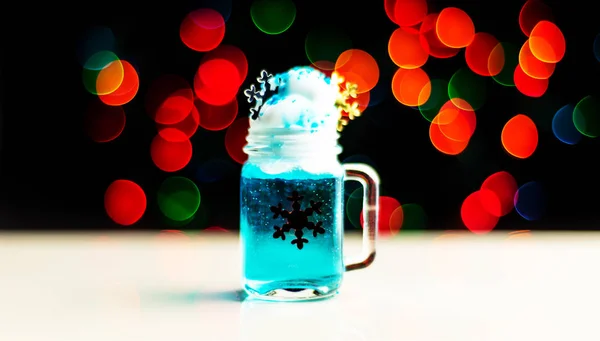 Kerst Drankje Schot Een Shot Glas Achtergrond Van Een Bokeh — Stockfoto