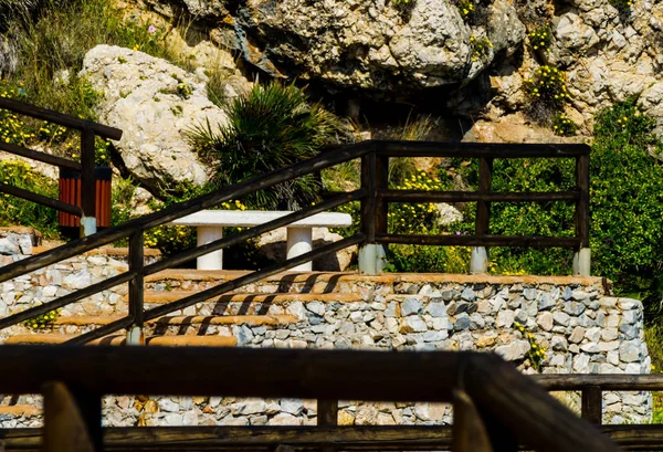 海沿岸の木製遊歩道沿い崖岩でリンコン ビクトリア コスタ アンダルシア スペイン — ストック写真