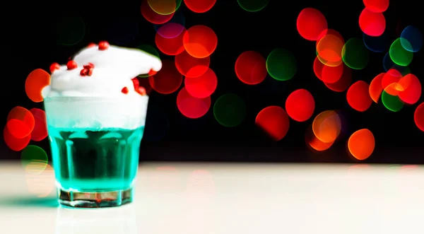 Kerst Drankje Schot Een Shot Glas Achtergrond Van Een Bokeh — Stockfoto