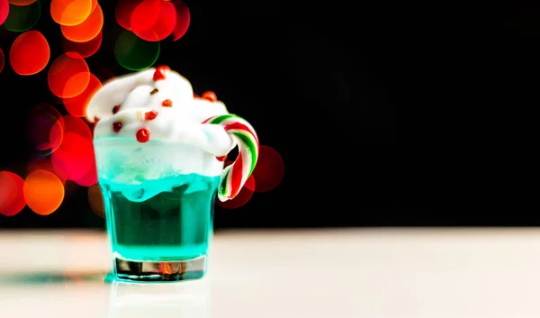 Bebida Navidad Vaso Chupito Sobre Fondo Bokeh Decoración Navidad Bar — Foto de Stock