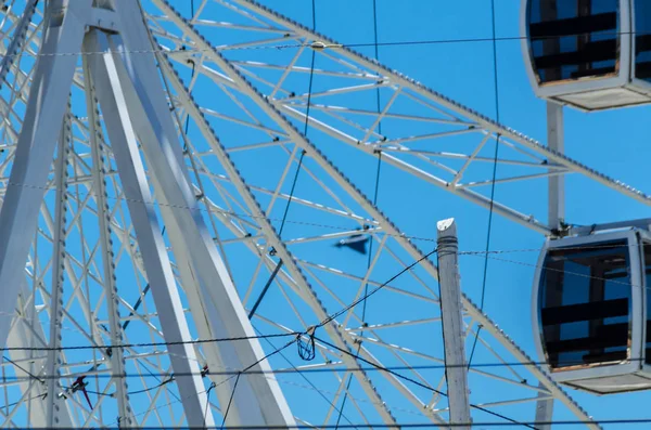 Big Wheel Het Dorpje Achtergrond Schone Blauwe Hemel Zonnige Dag — Stockfoto