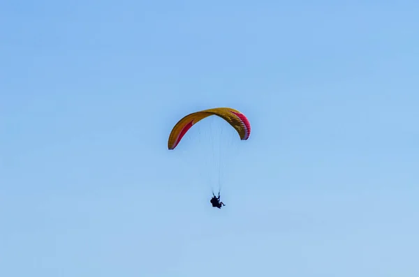 Parapente Volant Dans Ciel Temps Libre Passé Activement Merveilleuses Expériences — Photo