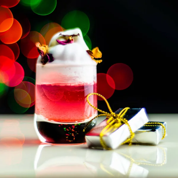 Bebida Navidad Vaso Chupito Sobre Fondo Bokeh Decoración Navidad Bar — Foto de Stock