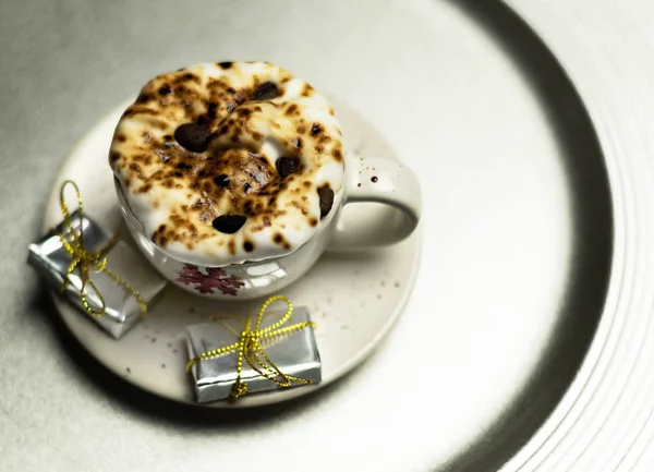 Café Navidad Con Crema Batida Pequeño Regalo Platillo Cerámica Navidad — Foto de Stock