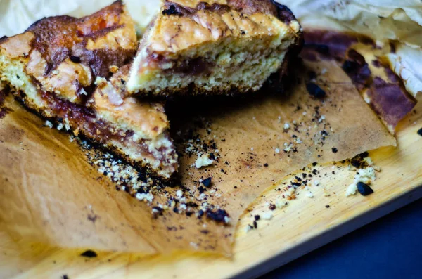 Nahaufnahme Auf Einem Krümelkuchen Mit Erdbeermarmelade Gefüllt Köstliches Dessert — Stockfoto