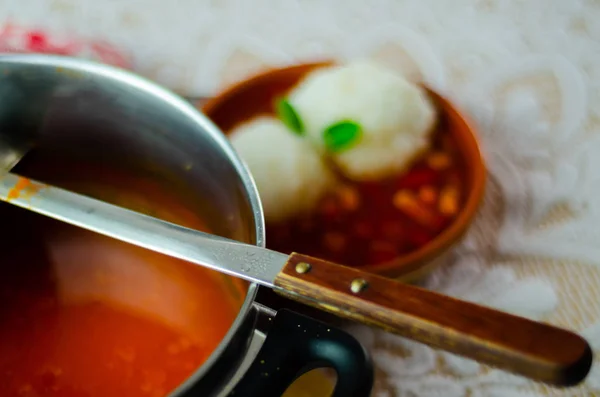 Домашний Томатный Суп Двумя Шариками Риса Подается Керамической Миске Деревенская — стоковое фото
