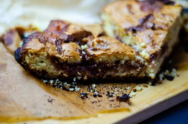 Nahaufnahme Auf Einem Krümelkuchen Mit Erdbeermarmelade Gefüllt Köstliches Dessert — Stockfoto
