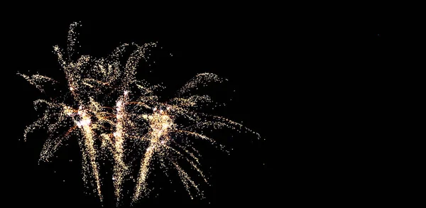 黒い空 新しい年の初めに壮大な光景に驚くべき花火パーティします — ストック写真