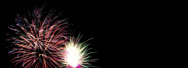 黒い空 新しい年の初めに壮大な光景に驚くべき花火パーティします — ストック写真