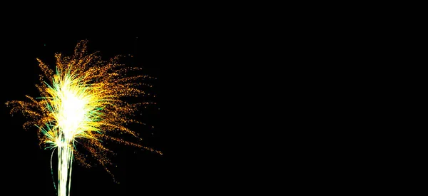 黒い空 新しい年の初めに壮大な光景に驚くべき花火パーティします — ストック写真