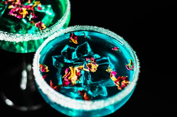 Lezzetli ve renkli içecekler dayalı çeşitli alkoller, şuruplar ve Likörler, benzersiz bir etki barmenin iş, gece parti