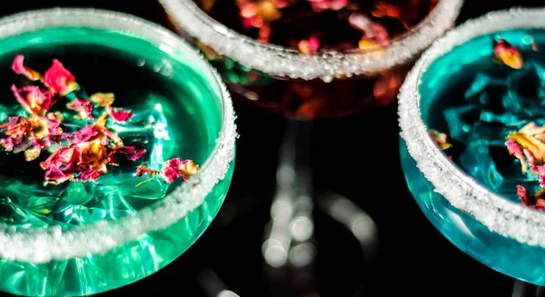 Smaczne Kolorowe Napoje Oparte Różnych Alkoholi Syropów Likierów Niepowtarzalny Efekt — Zdjęcie stockowe