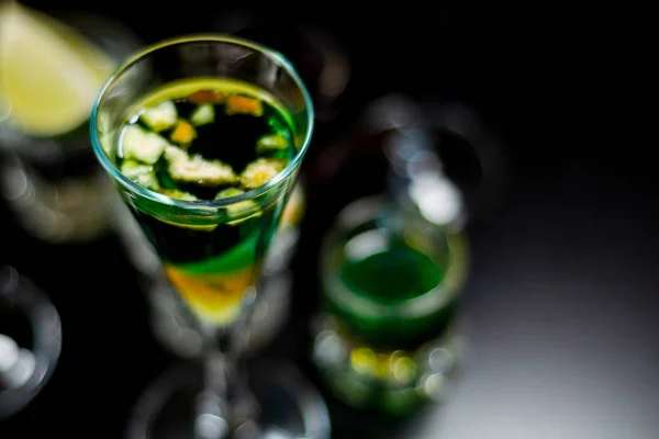 Smaczne Kolorowe Napoje Oparte Różnych Alkoholi Syropów Likierów Niepowtarzalny Efekt — Zdjęcie stockowe