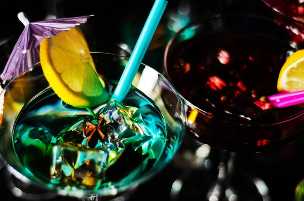Bebidas Sabrosas Coloridas Basadas Varios Alcoholes Jarabes Licores Efecto Único —  Fotos de Stock
