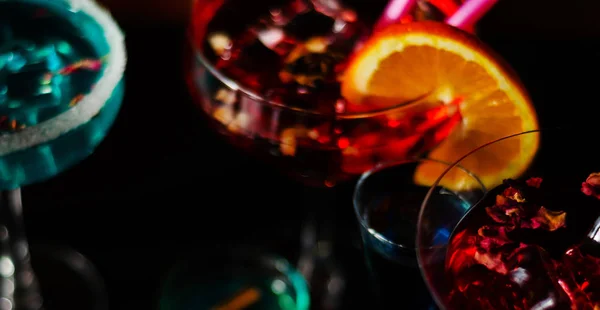おいしいとカラフルな飲み物の様々 なアルコール シロップやリキュール バーテンダーの仕事の独特な効果に基づいたパーティの夜 — ストック写真