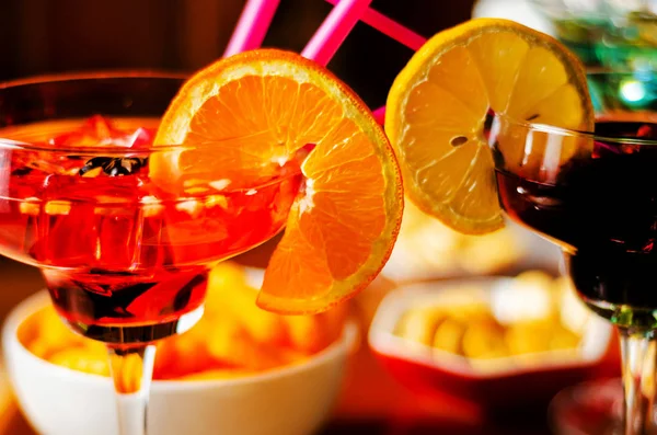 Bebidas Sabrosas Coloridas Basadas Varios Alcoholes Jarabes Licores Efecto Único —  Fotos de Stock