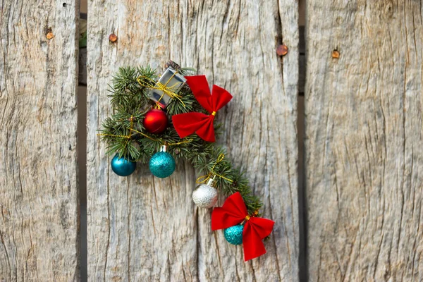 Adorno Navidad Verde Con Bola Arco Pequeños Regalos Sobre Fondo —  Fotos de Stock