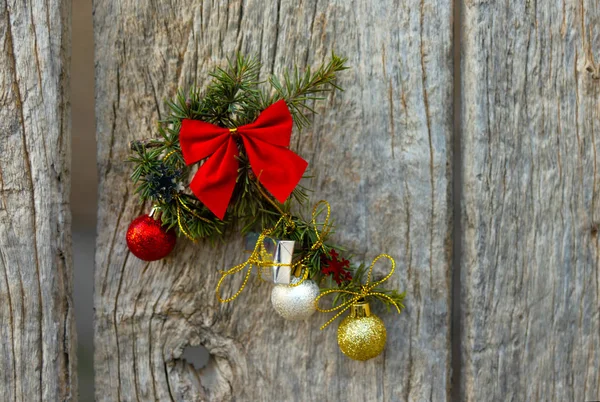 Adorno Navidad Verde Con Bola Arco Pequeños Regalos Sobre Fondo —  Fotos de Stock