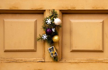 Yeşil Noel süsleme top, yay ve bir duvar arka plan christmas dekorasyon üzerine küçük hediyeler