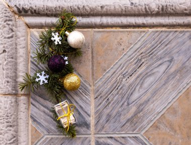 Yeşil Noel süsleme top, yay ve bir duvar arka plan christmas dekorasyon üzerine küçük hediyeler