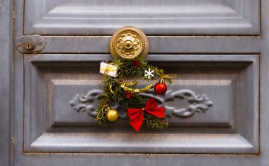 Yeşil Noel süsleme top, yay ve bir duvar arka plan christmas dekorasyon üzerine küçük hediyeler