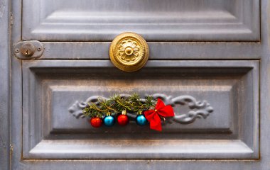 Yeşil Noel süsleme top, yay ve bir duvar arka plan christmas dekorasyon üzerine küçük hediyeler