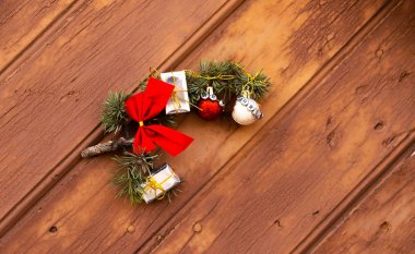 Yeşil Noel süsleme top, yay ve bir duvar arka plan christmas dekorasyon üzerine küçük hediyeler