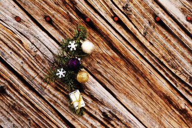 Yeşil Noel süsleme top, yay ve bir duvar arka plan christmas dekorasyon üzerine küçük hediyeler