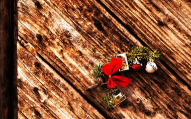 Yeşil Noel süsleme top, yay ve bir duvar arka plan christmas dekorasyon üzerine küçük hediyeler