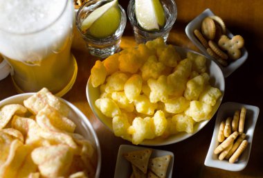 çeşitli aperatifler, bardak bira lager bira bir bardak, bir bar, bira ve abur cubur yeme ve içme standart bir grup kümesi