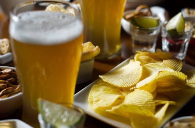 çeşitli aperatifler, bardak bira lager bira bir bardak, bir bar, bira ve abur cubur yeme ve içme standart bir grup kümesi