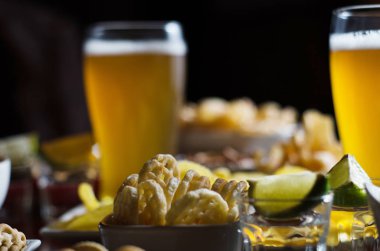 çeşitli aperatifler, bardak bira lager bira bir bardak, bir bar, bira ve abur cubur yeme ve içme standart bir grup kümesi