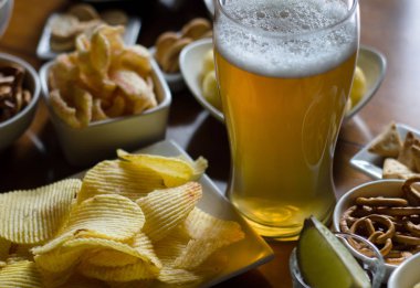 çeşitli aperatifler, bardak bira lager bira bir bardak, bir bar, bira ve abur cubur yeme ve içme standart bir grup kümesi