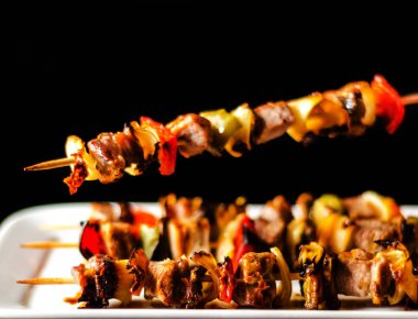 bir tahta masa, renkli ve lezzetli yemek, lezzetli yemek sebze ve et ızgara şiş