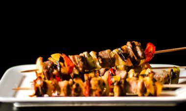 bir tahta masa, renkli ve lezzetli yemek, lezzetli yemek sebze ve et ızgara şiş