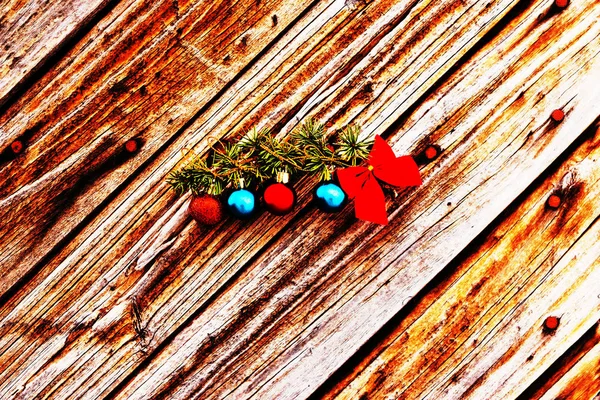 Зеленый Рождественский Орнамент Мячом Лук Небольшие Подарки Фоне Стены Xmas — стоковое фото