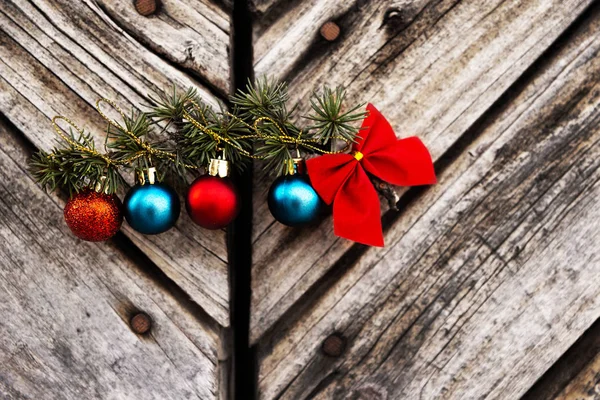 Adorno Navidad Verde Con Bola Arco Pequeños Regalos Sobre Fondo —  Fotos de Stock