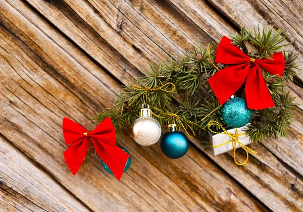 Adorno Navidad Verde Con Bola Arco Pequeños Regalos Sobre Fondo —  Fotos de Stock