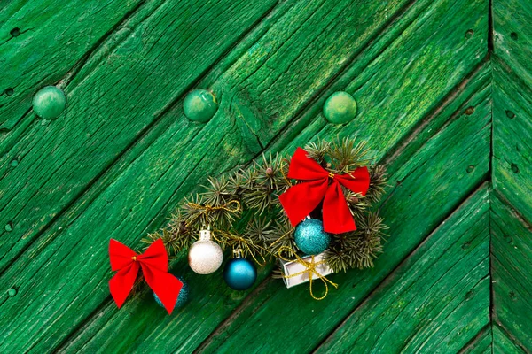 Πράσινο Χριστουγεννιάτικο Στολίδι Μπάλα Τόξο Και Μικρά Δώρα Φόντο Τοίχο — Φωτογραφία Αρχείου