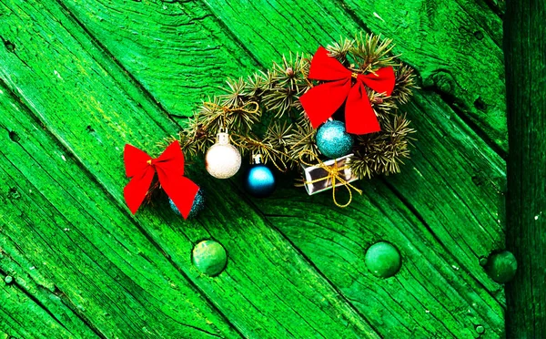 Adorno Navidad Verde Con Bola Arco Pequeños Regalos Sobre Fondo —  Fotos de Stock