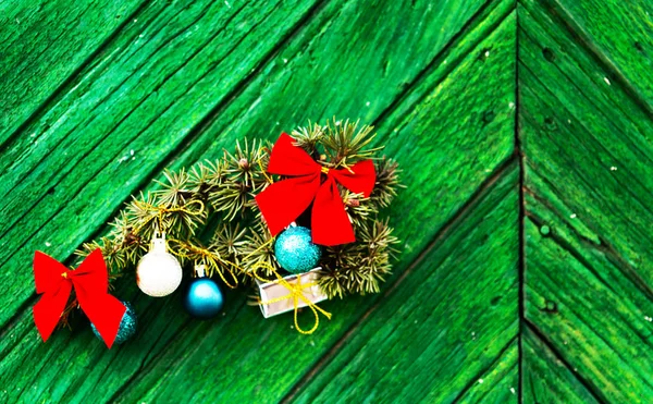 Adorno Navidad Verde Con Bola Arco Pequeños Regalos Sobre Fondo —  Fotos de Stock