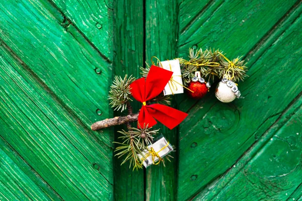 Adorno Navidad Verde Con Bola Arco Pequeños Regalos Sobre Fondo —  Fotos de Stock