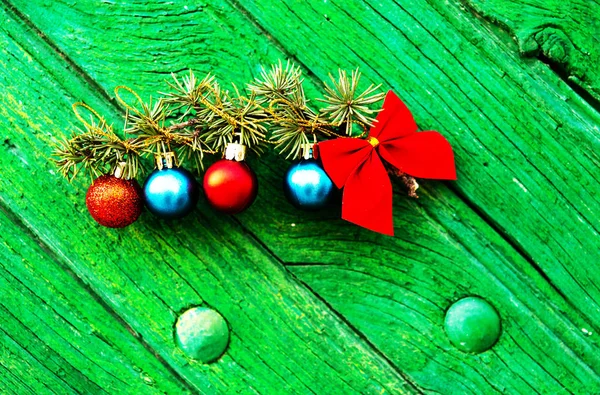 Adorno Navidad Verde Con Bola Arco Pequeños Regalos Sobre Fondo —  Fotos de Stock